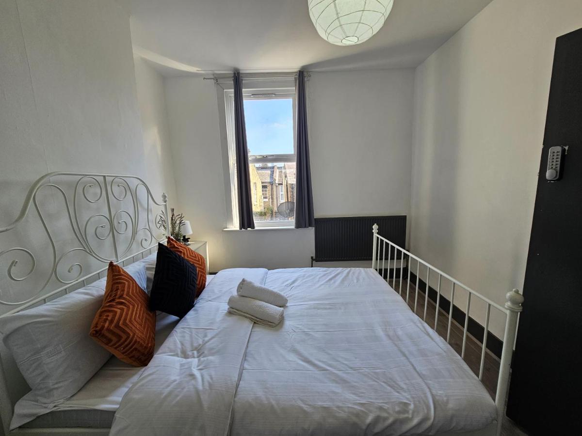 Family Room Near Queen Mary College Лондон Экстерьер фото