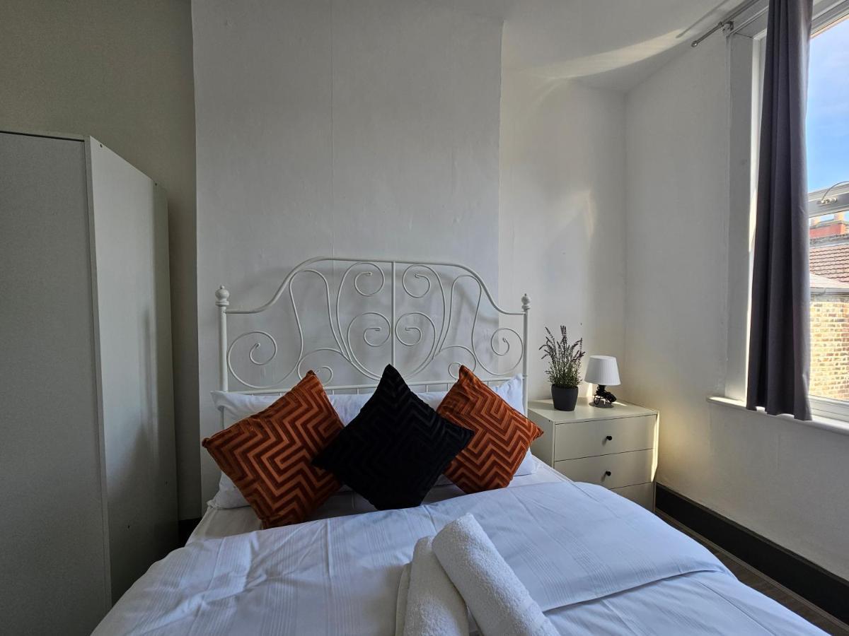 Family Room Near Queen Mary College Лондон Экстерьер фото