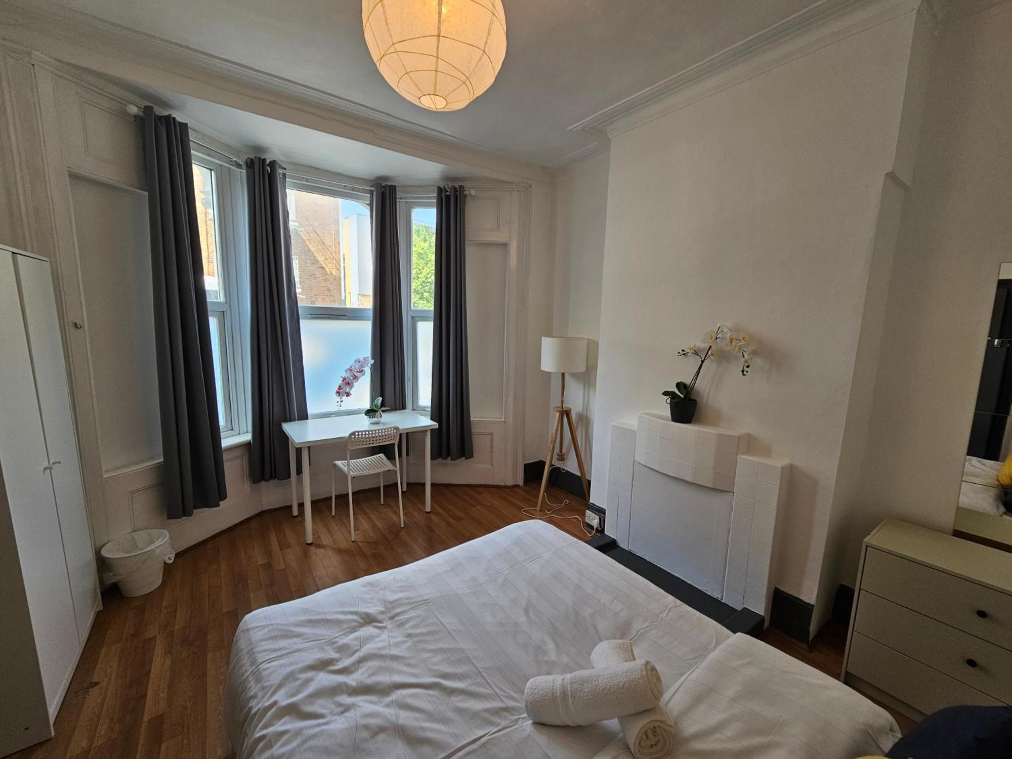 Family Room Near Queen Mary College Лондон Экстерьер фото