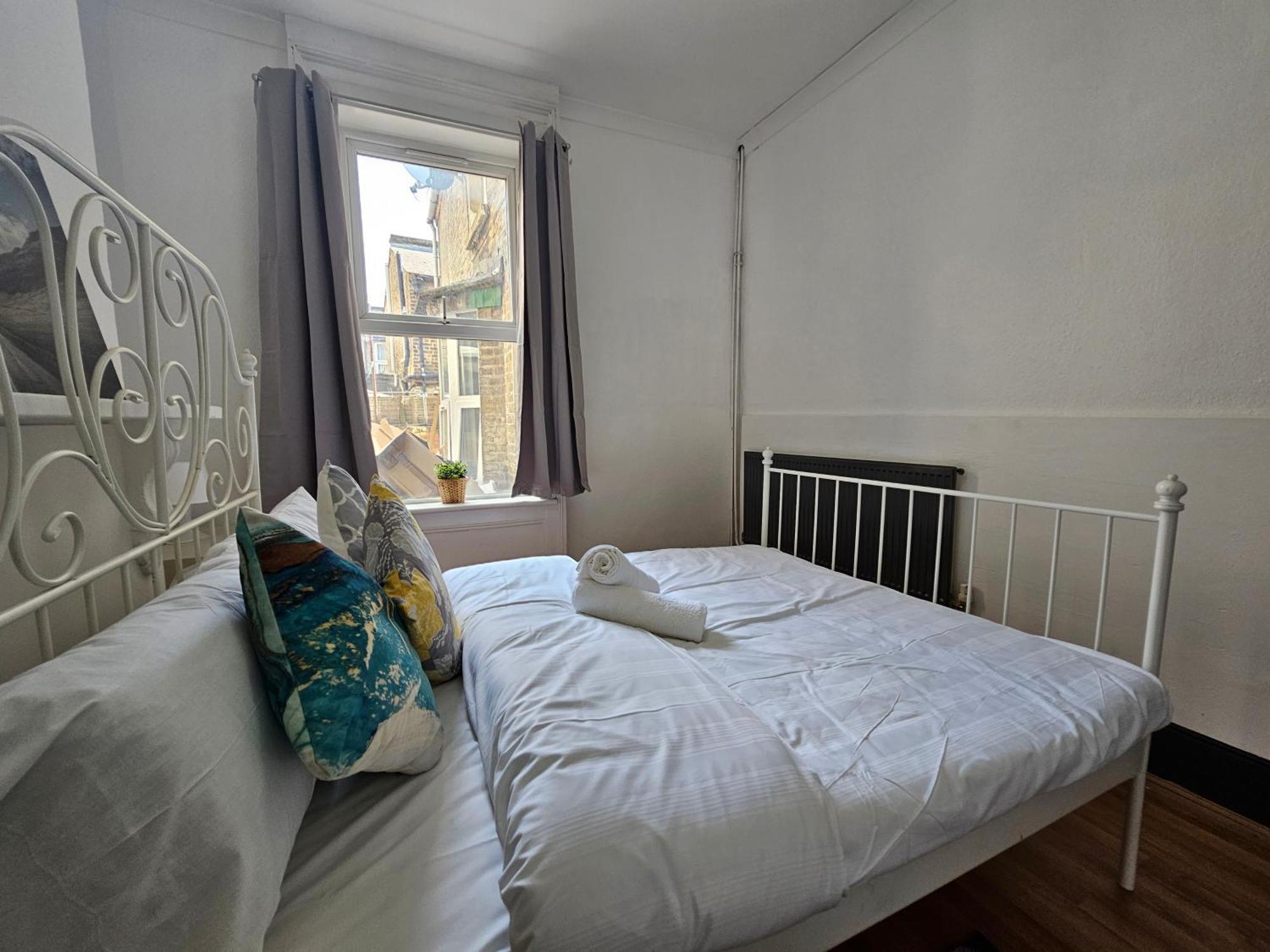Family Room Near Queen Mary College Лондон Экстерьер фото
