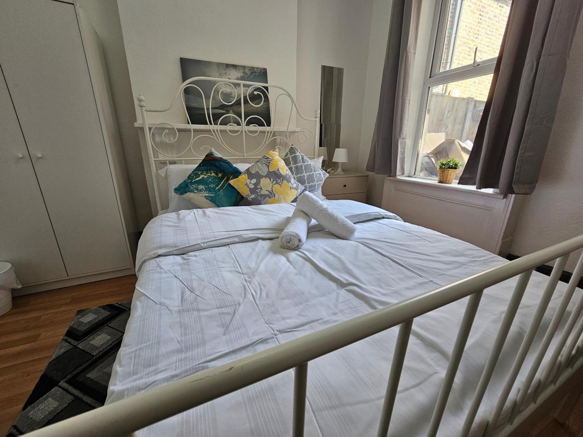 Family Room Near Queen Mary College Лондон Экстерьер фото