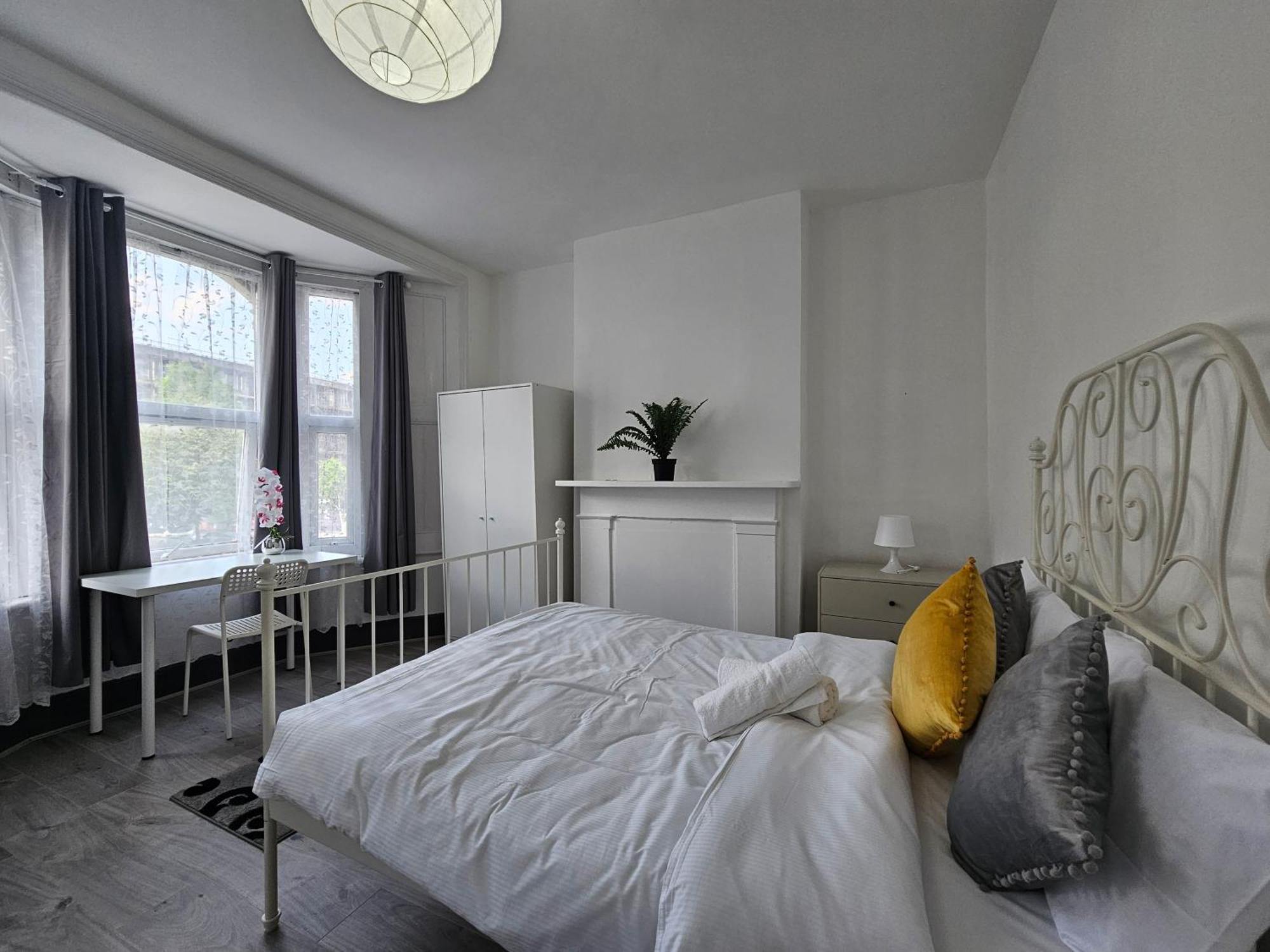 Family Room Near Queen Mary College Лондон Экстерьер фото