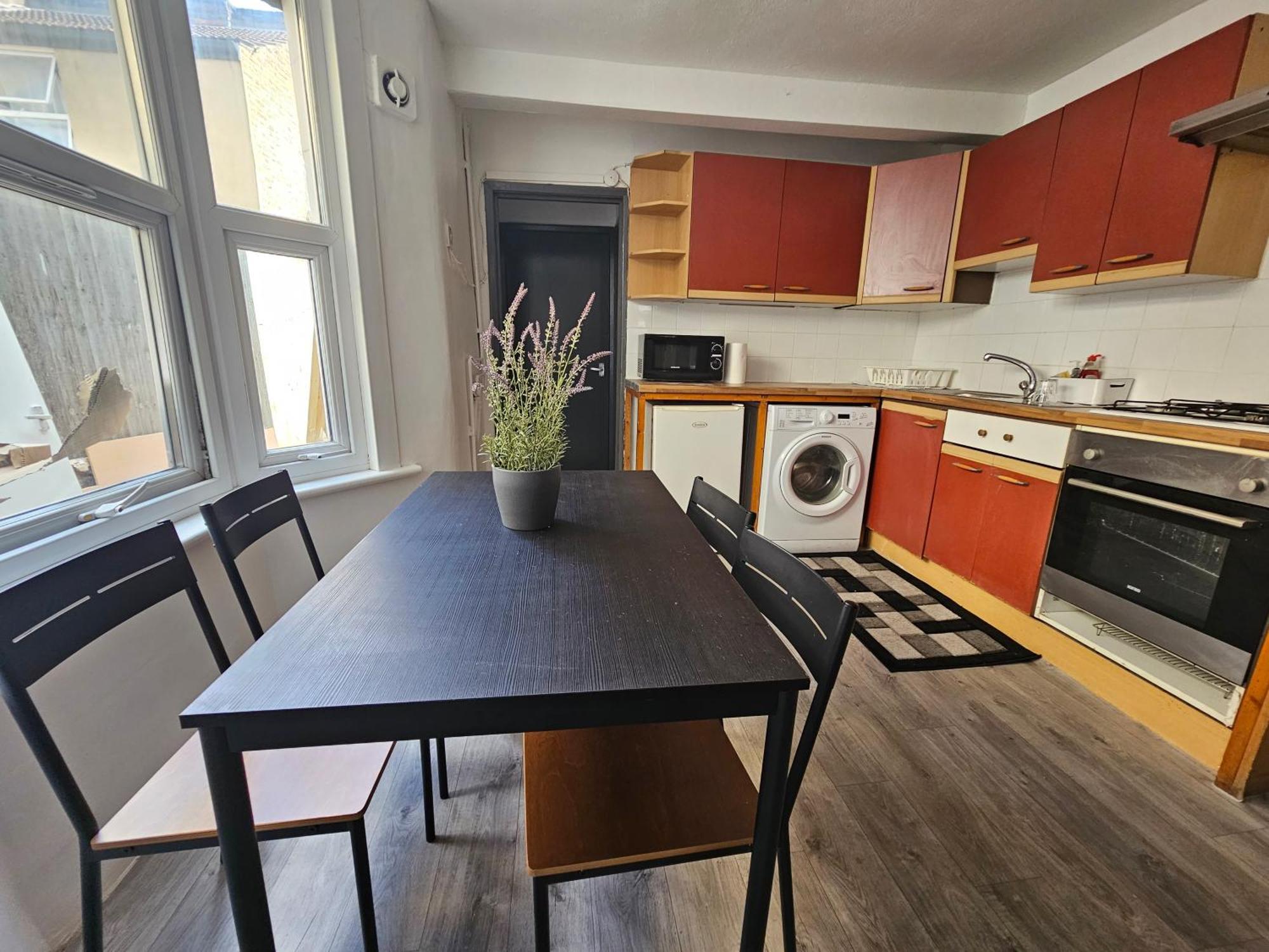 Family Room Near Queen Mary College Лондон Экстерьер фото